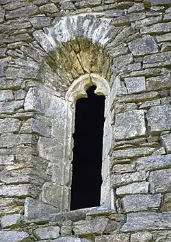 Une fenêtre trilobée.