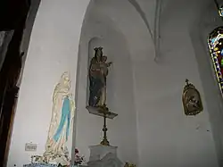 Autel et tabernacle, au-dessus une belle statue de la Vierge à l'Enfant