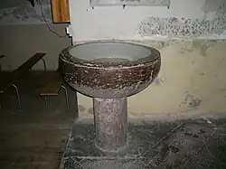 Un bénitier en marbre rose à l'entrée