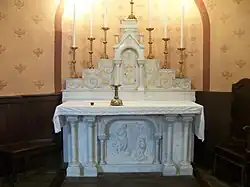 L'autel et le tabernacle.