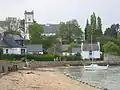 La plage de Port Miquel et l'église paroissiale.