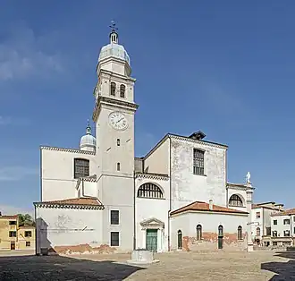 La façade Est vue du Campo dietro il Cimitero