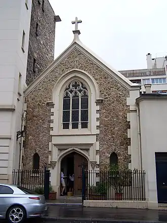 Au no&nbsp;172 : église de la Trinité.