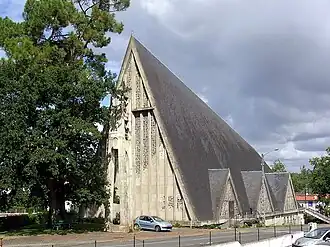 Façade de l'église, vue de l'avenue de Canenx