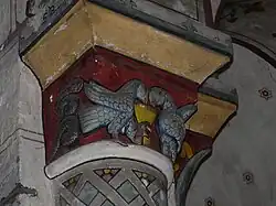 Chapiteau représentant un serpent et deux colombes tenant un rameau d'olivier.