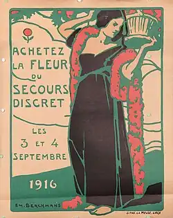 Une jeune femme porte sur les épaules un panier rempli de fleurs.