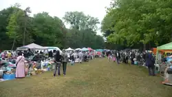 brocante dans le parc du château