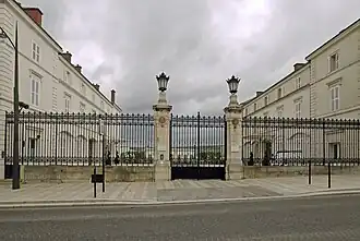 l'entrée sur avenue,