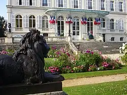Une statue de lion devant l’Hôtel de ville.