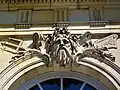 Façade ouest, pavillon central, tête de Neptune au rez-de-chaussée.