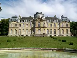 La façade côté parc (ouest), bassin au premier plan.