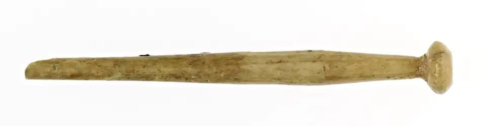 Épingle à cheveux couleur jaune - ivoire. La tête de l'épingle est ovale.