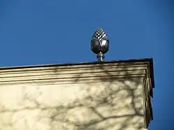 Un epis pinacle en zinc sur le coin d'une toiture, vue en contre-plongée.