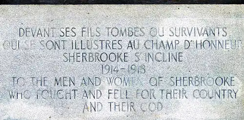 La première épitaphe, gravée dans le socle de granit, est rédigée en français et en anglais