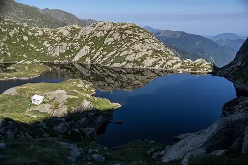 Ombres, reflets et refuge non gardé.