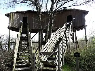 Le « Grand Affût », poste d'observation ornithologique de l'étang des Landes.