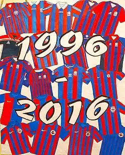 Étendard de supporters représentant l'ensemble des tenues domicile du S.M.Caen de la saison 1995-1996 à la saison 2015-2016.