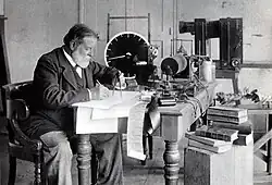 Étienne-Jules Marey dans son laboratoire de la Station physiologique, vers 1900.