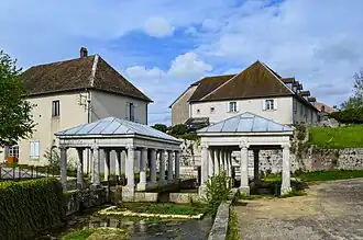 La fontaine et les lavoirs.