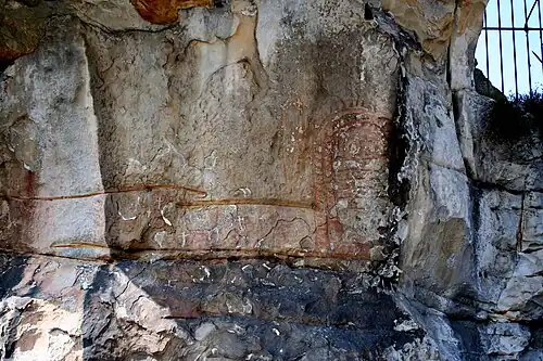 Quelques-unes des peintures rupestres visibles au pied du rocher