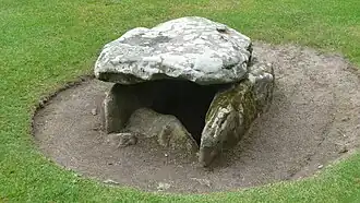 Ciste en pierre ressemblant à un dolmen miniaturisé. Le degré de reconstitution n'est pas documenté.