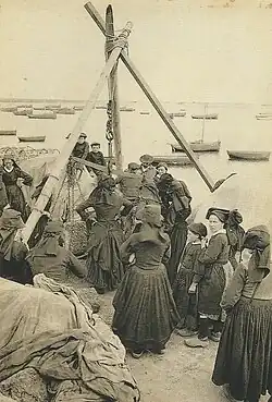 Pesage et vérification de la qualité avant l'embarquement sur l'île de Sein pendant l'entre-deux-guerres.