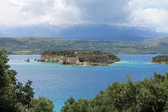 Vue de l'Île de Soúda avec les ruines de l'ancienne forteresse vénitienne (XVIIIe&nbsp;siècle).