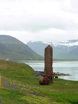 Vue du Önundarfjörð. Au premier plan, les ruines d'une station baleinière à Hóll.