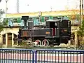 La locomotive du côté du bâtiment principal