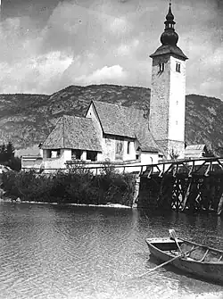 Ribčev Laz&nbsp;(en) et le lac de Bohinj.