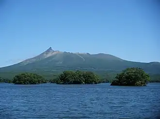 Vue du volcan depuis le lac Ōnuma.