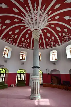 Salle du Şhahkulu Sultan Dergahi Cemevi (ou Shahkulu Sultan Tekkesi) à Istanbul (quartier de Kadıköy), dont la fondation remonte au XIVe&nbsp;siècle.