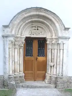 Portail en arc principal, Eglise de la Visitation, Špitalič