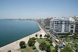 Vue du «&nbsp;boulevard de la victoire&nbsp;» et du port depuis le sommet.