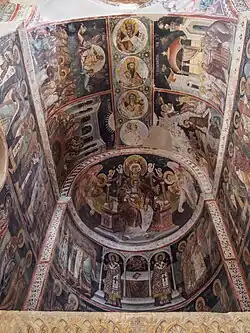 Sur la voûte, la Vierge à l'Enfant entourée d'anges, tout autour des scènes de la Vie de Jésus-Christ et de la Vierge Marie, et des médaillons des prophètes de l'Ancien Testament