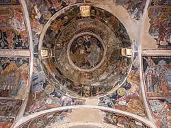 Au centre de la coupole, la Trinité, autour, sur la frise supérieure, des archanges avec sur un fauteuil (une croix, un évangile), sur la frise inférieure, des prophètes de l'Ancien Testament