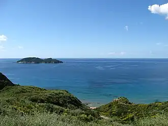 Île de Pelouzo dans la baie de Laganas, vue depuis les hauteurs de la plage de Sekania