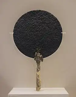 Miroir en bronze avec manche en ivoire, 1500-1350 av. J.-C.