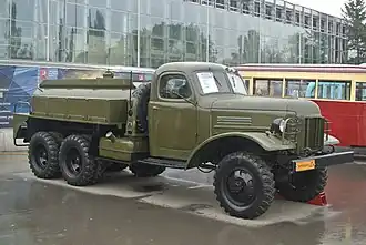 Tanker AZ-4-151 basé sur le ZIS-151 lors d'une exposition à Moscou (2015).