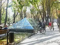 Restes des fouilles d'une colonie grecque visible (sous le toit en verre) sur le boulevard Primorsky à Odessa.