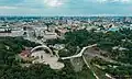Vue aérienne du centre de Kiev avec l'arche de la Liberté du Peuple ukrainien et le pont de Verre.
