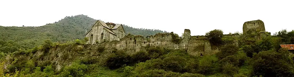 Rempart oriental et l'église.