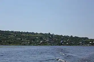 Vue du village au bord de la Volga