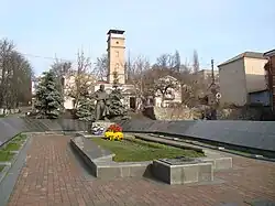 La nécropole aux soldats tchécoslovaques et soviétiques , classée et en arrière plan la tour des pompiers.