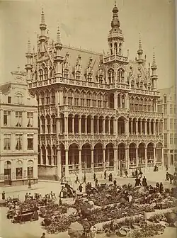 Marché devant la Maison du Roi à la fin du XIXe&nbsp;siècle.