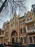La Maison Üxküll-Gyllenband. Ce bâtiment de six appartements a été construit en 1891 dans un style pseudo-gothique. Il appartenait à la famille noble des barons allemands Üxküll-Gyllenband.