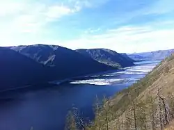 Le lac en mai, avec des plaques de glace.