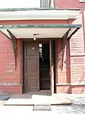 Porte d'entrée principale sur le côté.