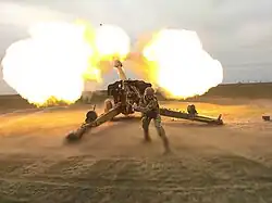 Tirant avec l'obusier de calibre 152&nbsp;mm D-20.