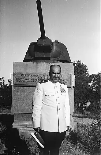 Le général ayant commandé l'unité, Ivan Lioudnikov, devant un mémorial à la 138e&nbsp;division (années 1960 prob.).